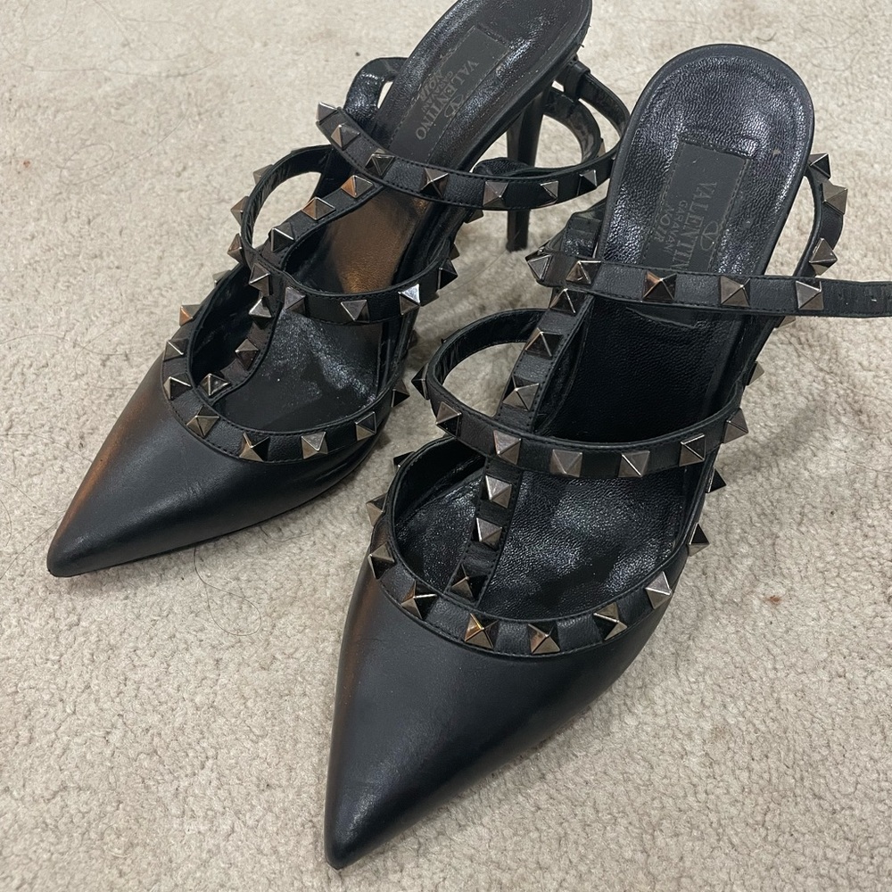 Valentino Rockstud pumps
